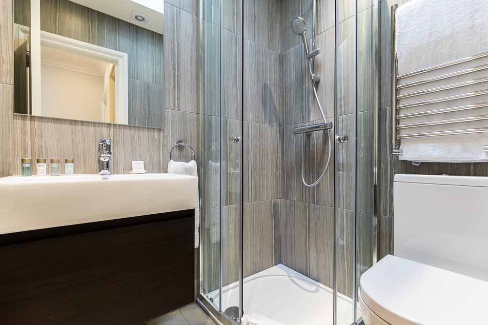 West Brompton Apartments - Bathroom 